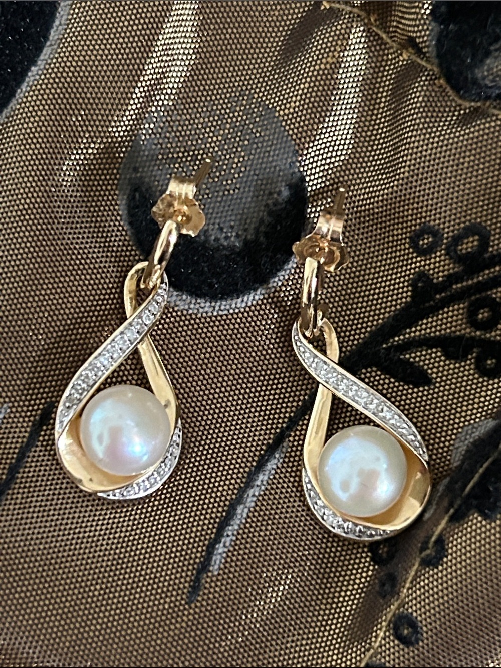 14KT Gold & Diamond Freshwater Pearl Earrings